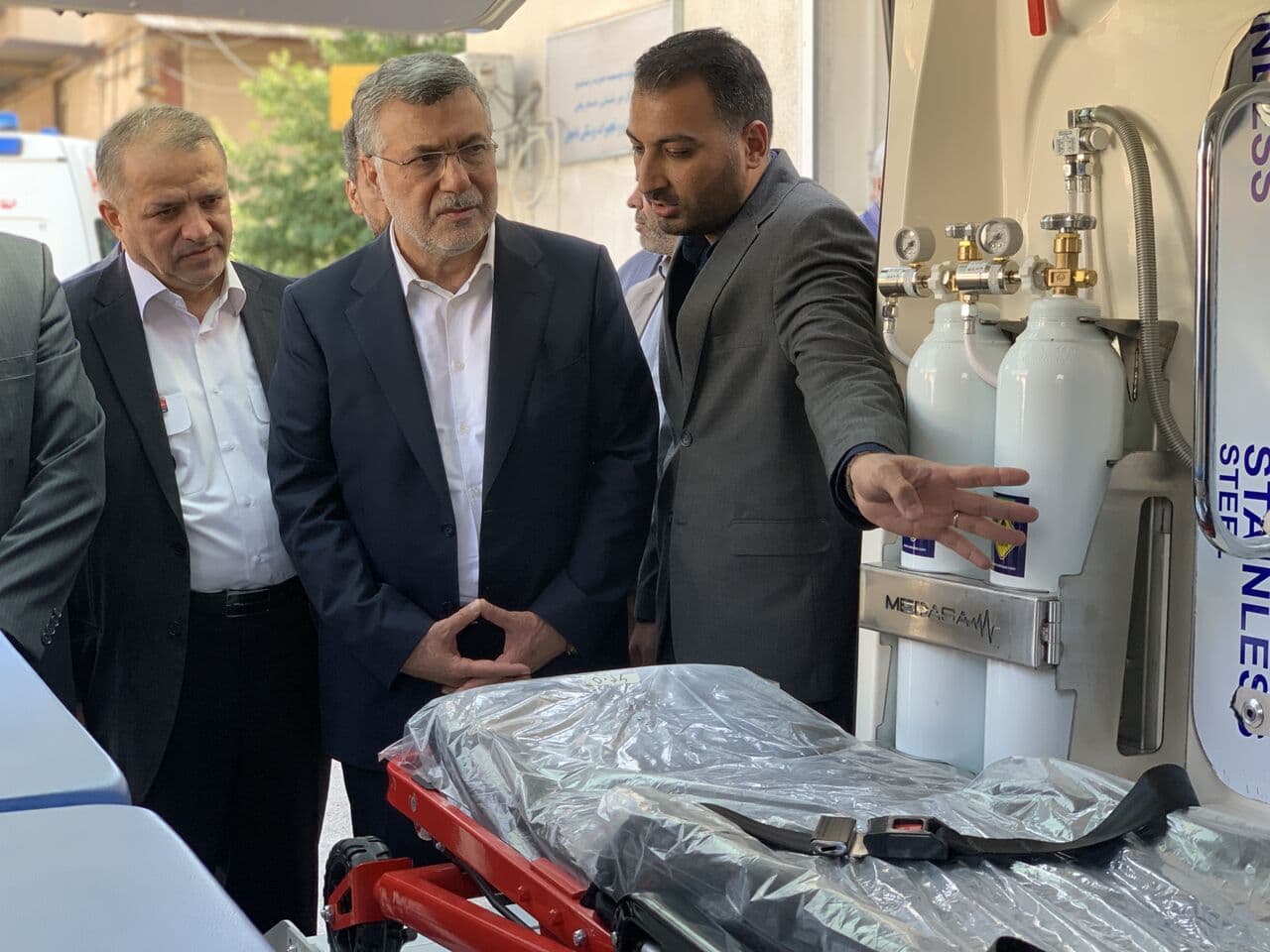 تصویر خبر: وزیر بهداشت: آمبولانس باید فقط برای انتقال بیماران و نجات جان انسان‌ استفاده شود