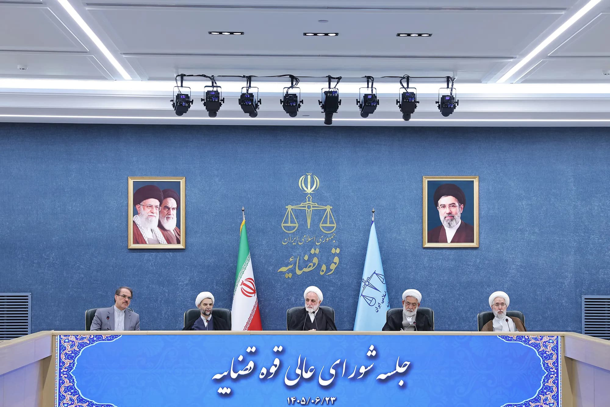 تصویر خبر: دستورات رئیس دستگاه قضایی پیرامون بررسی دقیق و جامع وضعیت شرکت‌های دولتی و وابسته به دولت/ حجت‌الاسلام والمسلمین محسنی اژه‌ای: مبارزه با فساد، کماکان اولویت اصلی قوه قضاییه است