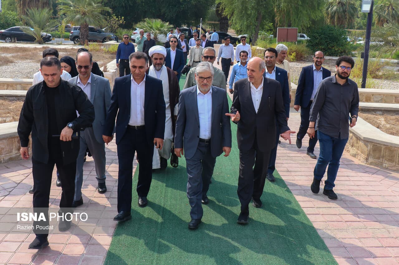 تصویر خبر: بررسی خسارت‌های جنگی دانشگاه هرمزگان در سفر وزیر علوم به بندرعباس