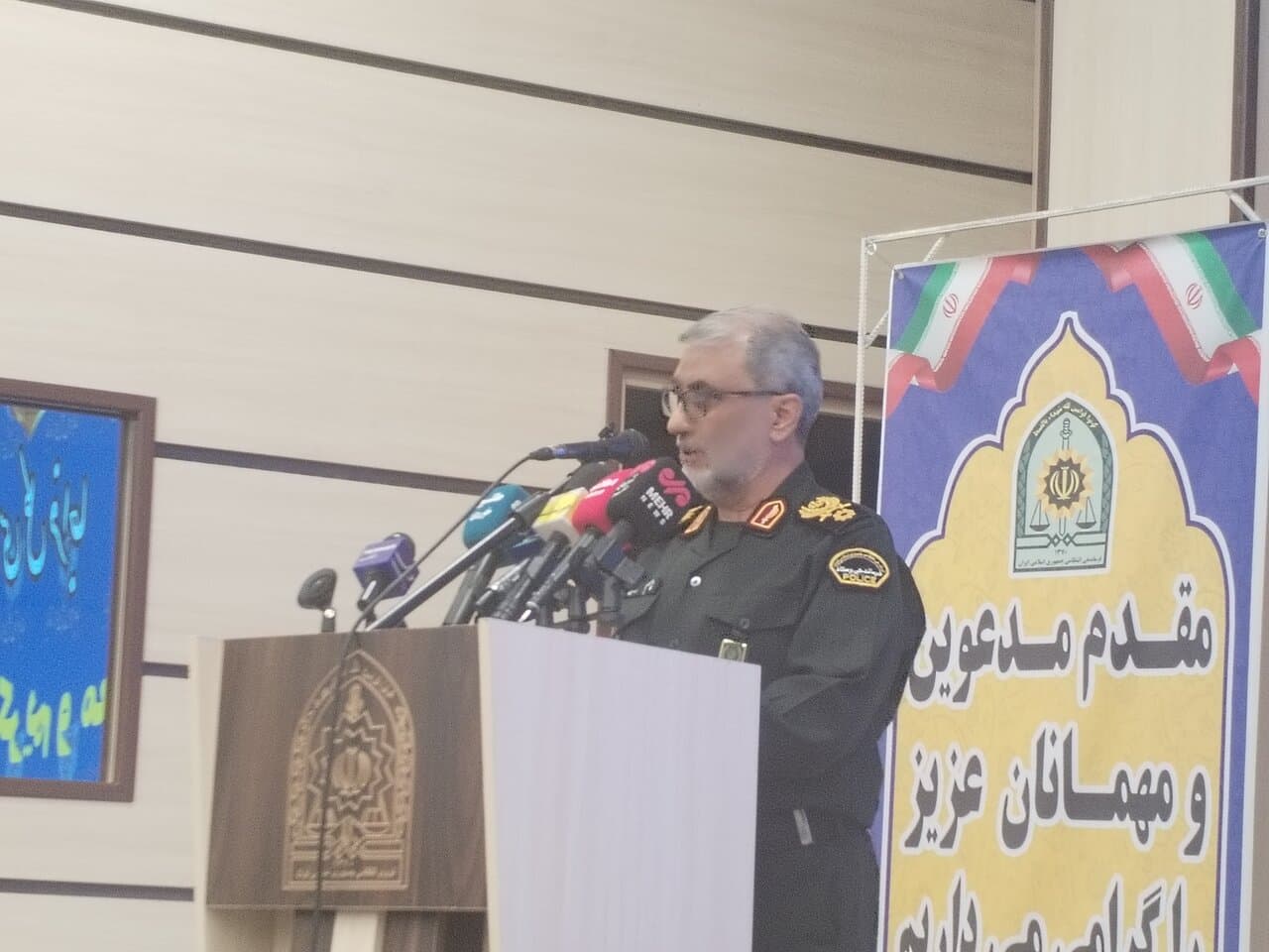 تصویر خبر: سردار رضایی: سازمان انتظامی امروز در شبکه جنگ کشور، نقش نیروی مقاومت را ایفا می‌کند