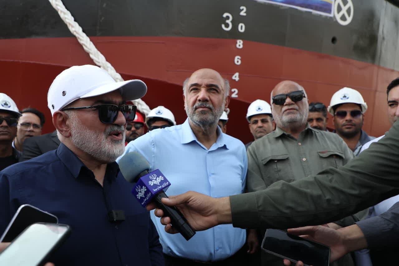 تصویر خبر: استاندار خوزستان: شناور ۸۰۰ تنی هوتن یک در اوج بحران و تحریم ساخته شد