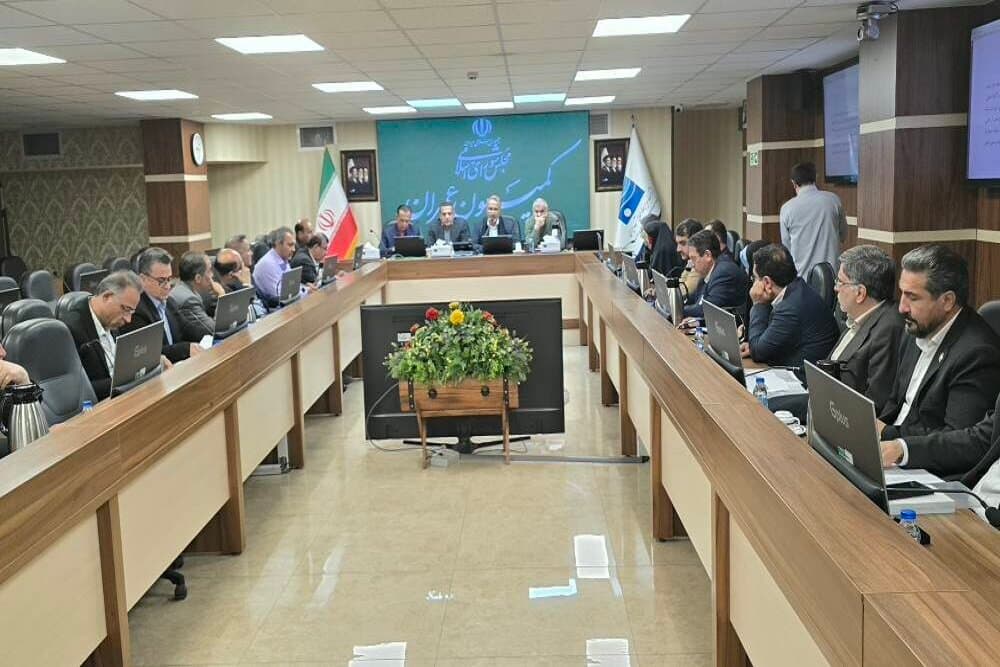 تصویر خبر: بررسی و تعیین‌تکلیف تخصیص قیر رایگان و حاکمیت بر تنگه هرمز در مجلس