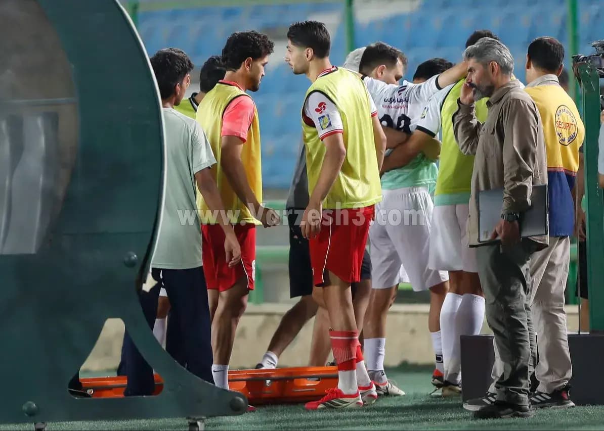 تصویر خبر: مصدومیت هافبک ذوب‌آهن در دیدار مقابل پرسپولیس