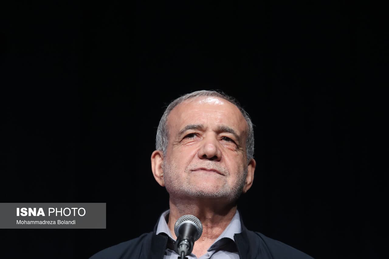 تصویر خبر: رئیس جمهور: خاک می‌خوریم اما خاک نمی‌دهیم
