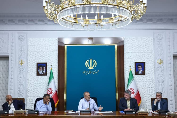 تصویر خبر: پزشکیان: از واردات بنزین بی‌نیاز شدیم