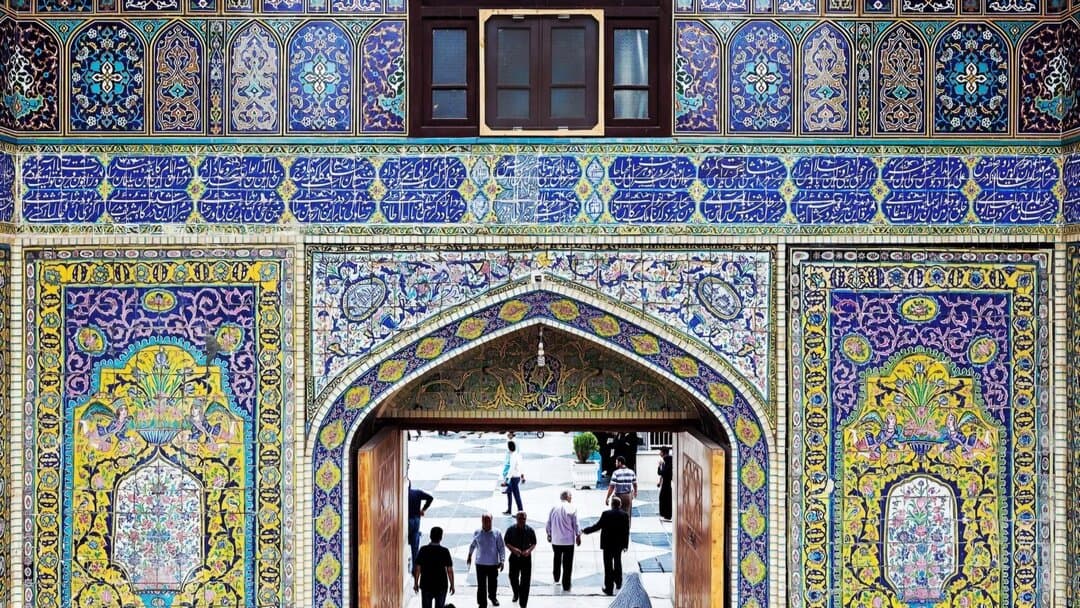 تصویر خبر: انتقاد تند از شعارها در حرم امام رضا جلوی اینها را بگیرید، پیش از آن که خنجرشان بر پشت ایران و انقلاب بنشیند