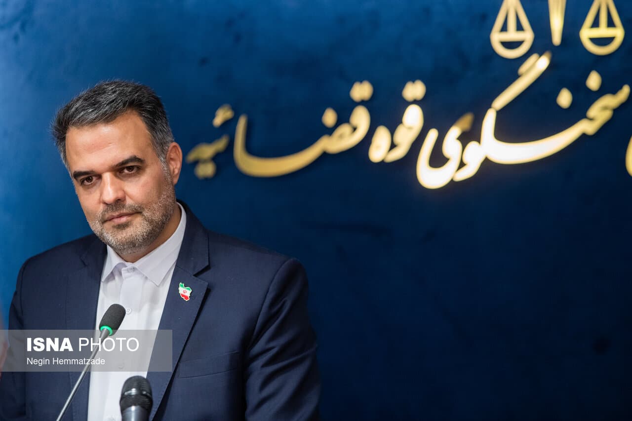 تصویر خبر: سخنگوی قوه قضائیه: برای برخی مسئولان دولتی و یک معاون وزیر در پرونده کارت‌های بازرگانی پرونده قضائی تشکیل شد / فقط ۱۳ بانک کفایت سرمایه دارند