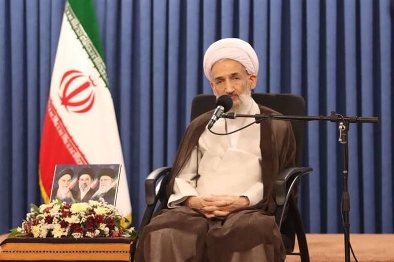 تصویر خبر: امام جمعه ساری: خانواده به انسان در میدان جهاد ثبات قدم می‌دهد