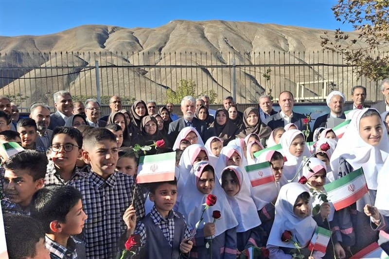 تصویر خبر: صالحی زنگ مدرسه شهید صدوقی را زد پرچم شناسنامه ماست