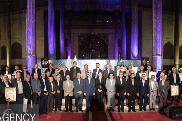 تصویر خبر: ۱۲۴ هنرمند اصفهانی تجلیل شدند؛ هشدار استاندار درباره آینده هنر اصفهان