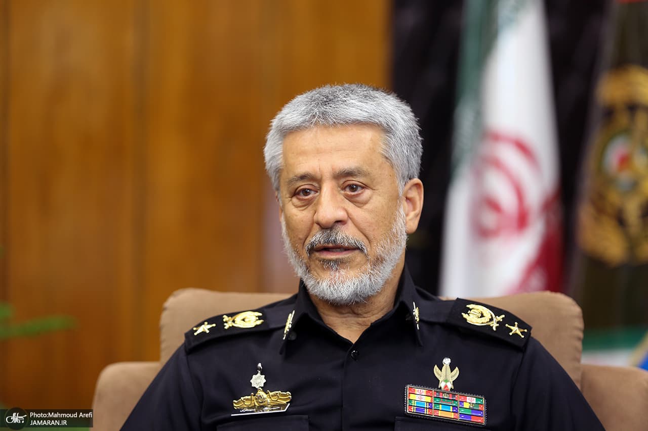 تصویر خبر: امیر دریادار سیاری: تنگه هرمز بسته است و عبور باید با هماهنگی انجام شود