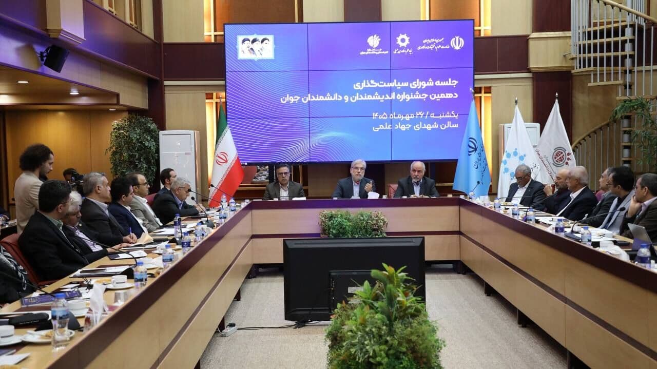 تصویر خبر: وزیر علوم: حمایت از علوم پایه یک وظیفه حاکمیتی است