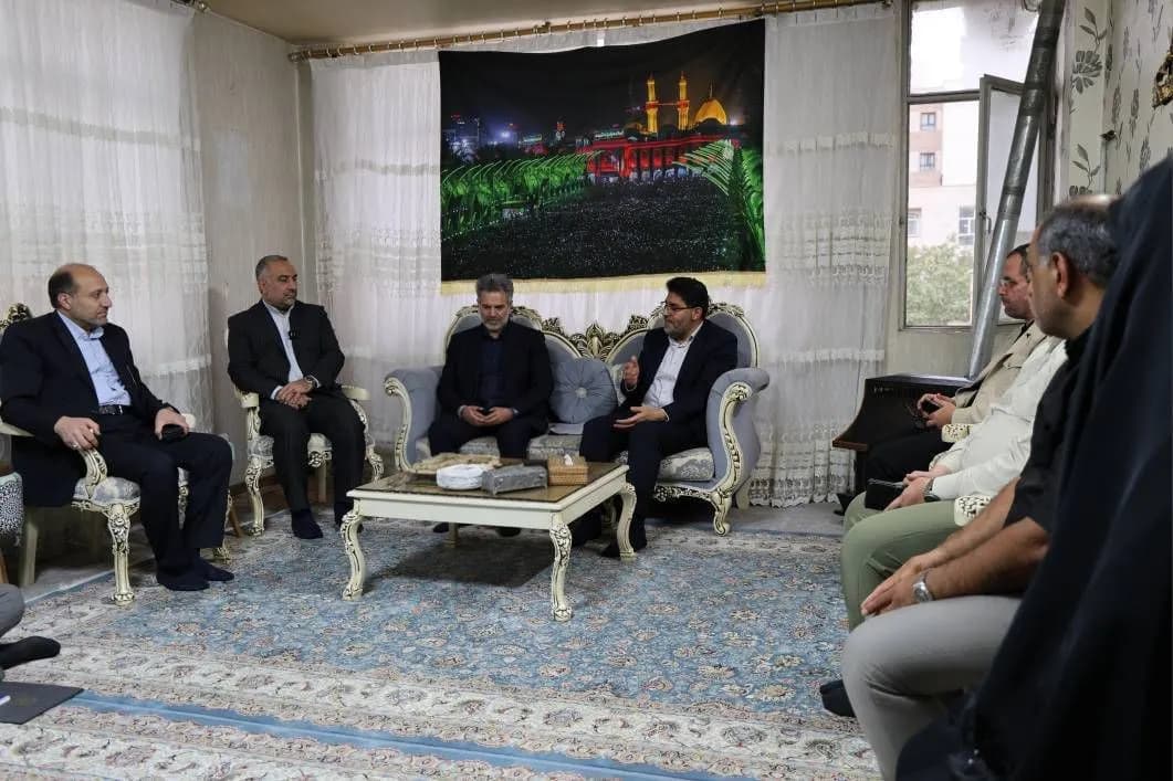 تصویر خبر: دیدار رئیس سازمان زندان‌ها با خانواده شهید و جانباز بازداشتگاه اوین