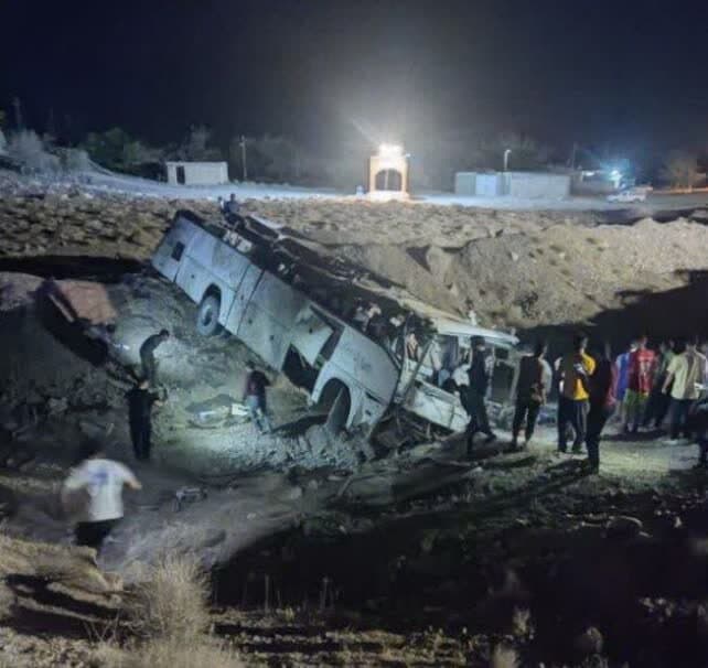 تصویر خبر: ورود فوری دادگستری راور به حادثه واژگونی اتوبوس کارگران معدن برخورد قانونی با مقصران احتمالی
