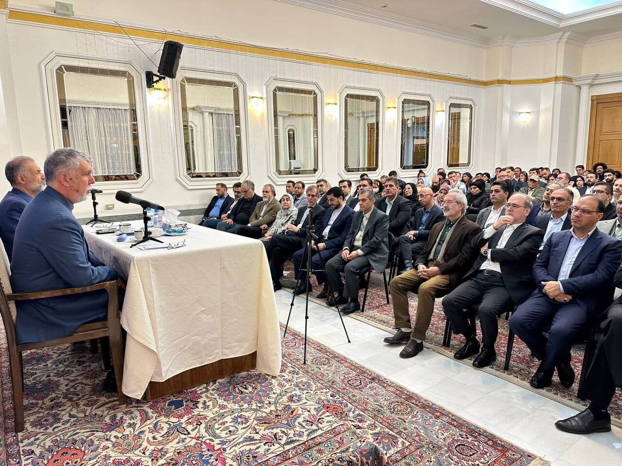تصویر خبر: تأکید صالحی بر ترسیم نقشه راه مناسبات فرهنگی با روسیه هنرمندان، سفرای ملت هستند