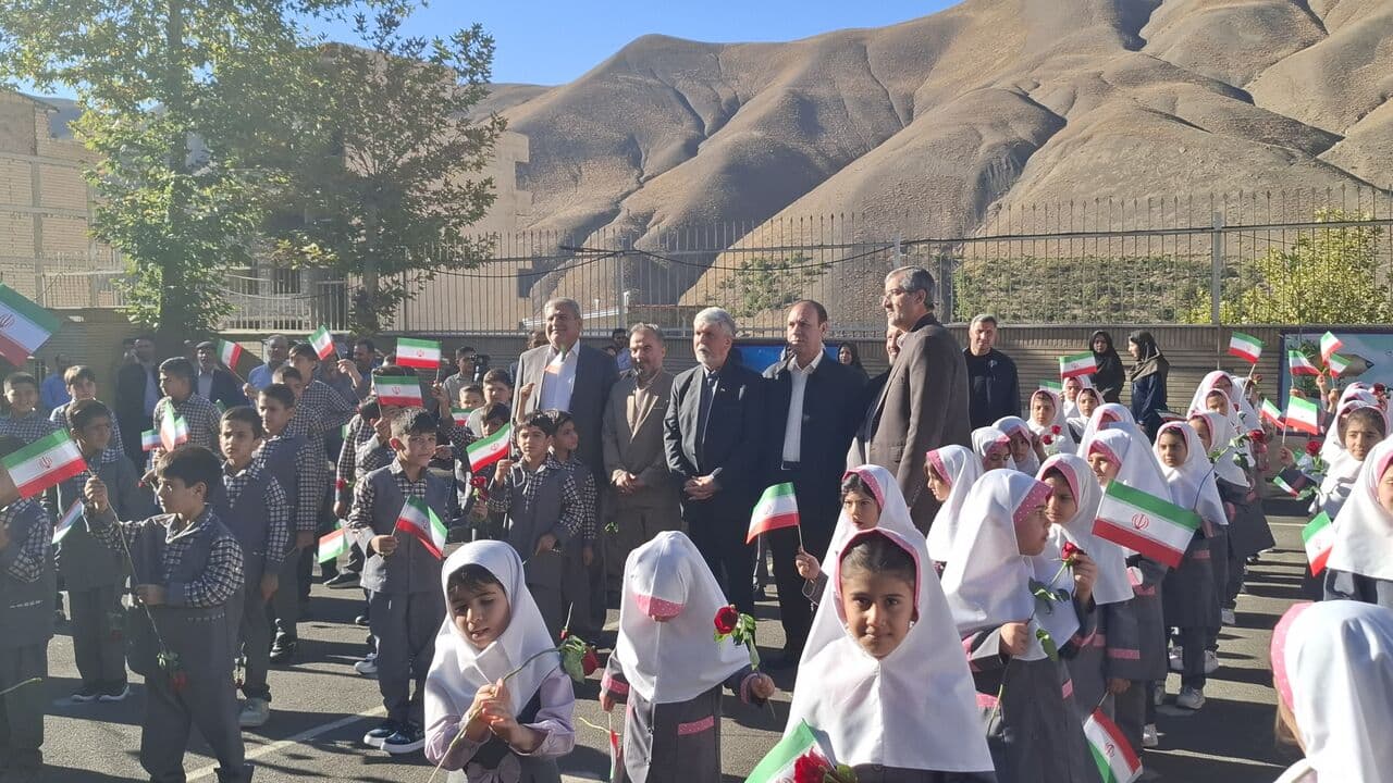 تصویر خبر: محدودیت جغرافیایی، محدودیت موفقیت دانش‌آموزان نیست/پرچم، شناسنامه و هویت کشور