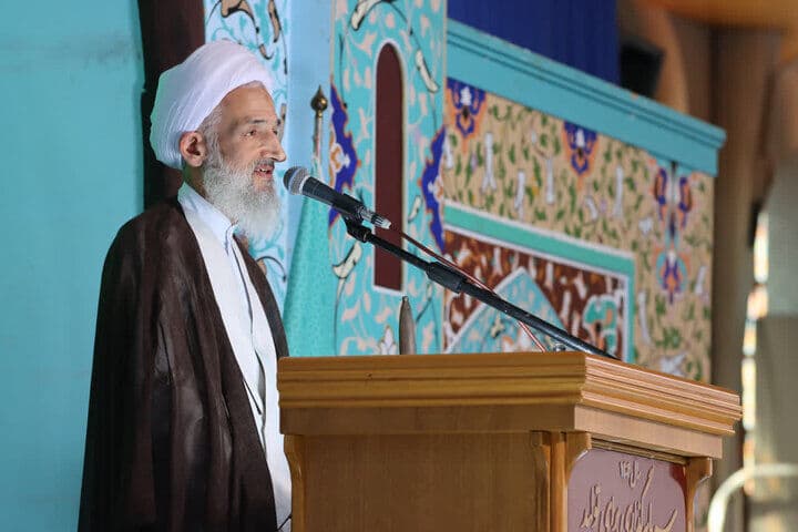 تصویر خبر: امام جمعه ساری: حفظ استقلال و دفاع از منافع ملی ضرورتی اجتناب‌ناپذیر است