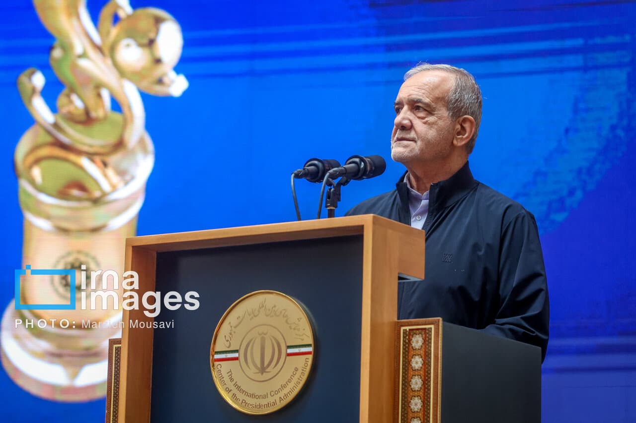 تصویر خبر: پزشکیان: نگاه رهبر شهید خروج از وضعیت «نه جنگ، نه صلح» بود/ در آخرین پیامی که صادر فرمودند، تاکید کردند که مساله را به‌طور کامل حل کنیم