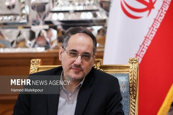 تصویر خبر: نگاهداری: منفعت جویان از جیب مردم و آبروی فداکاران انقلاب خرج می‌کنند