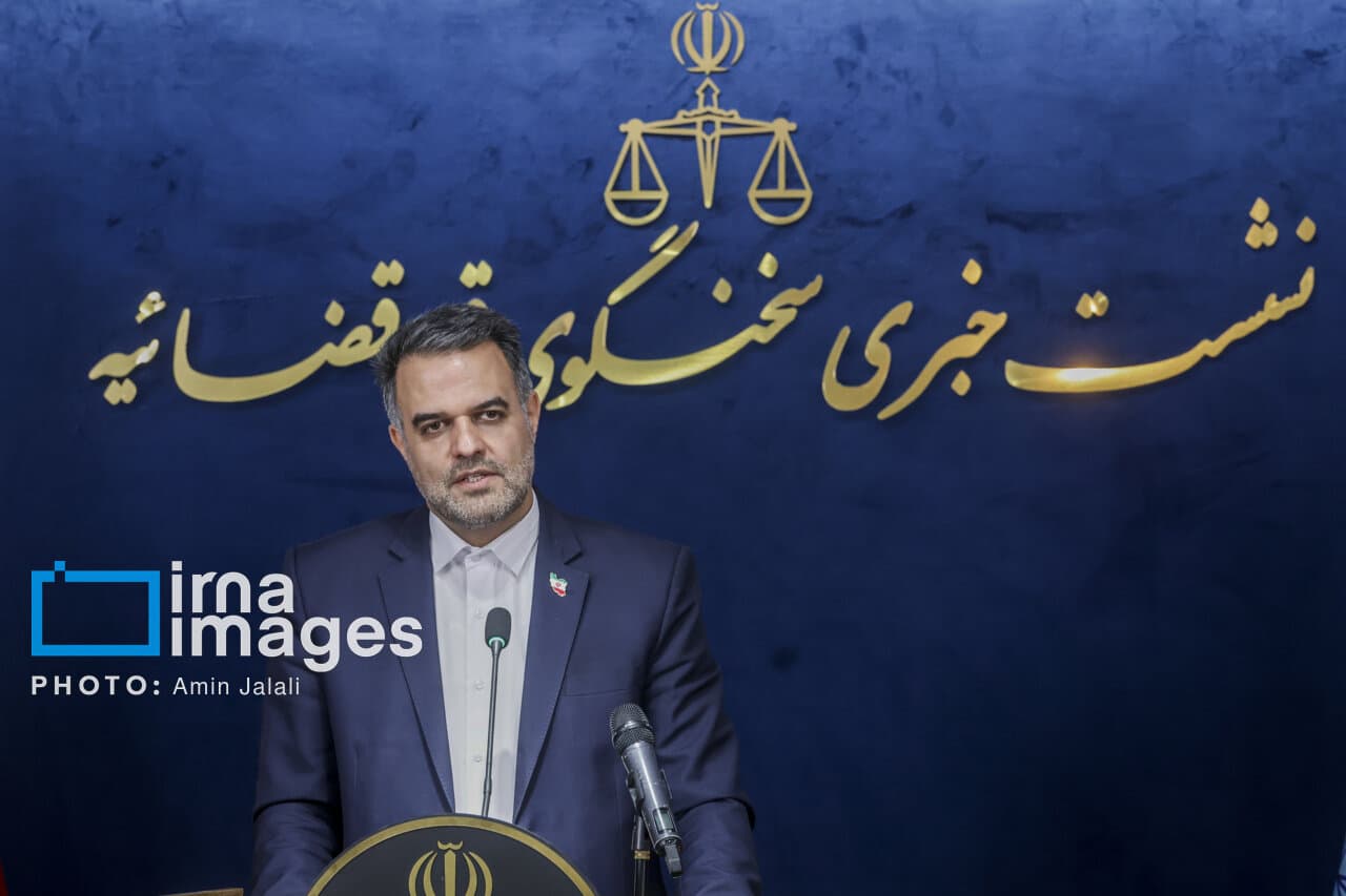 تصویر خبر: سخنگوی قوه قضائیه: درحادثه میدان علیخانی ۴ نفر از کارکنان فراجا با چاقو و سنگ مورد حمله قرار گرفتند / رئیس قوه قضاییه ۲۰ روز این پروند را دنبال کرد