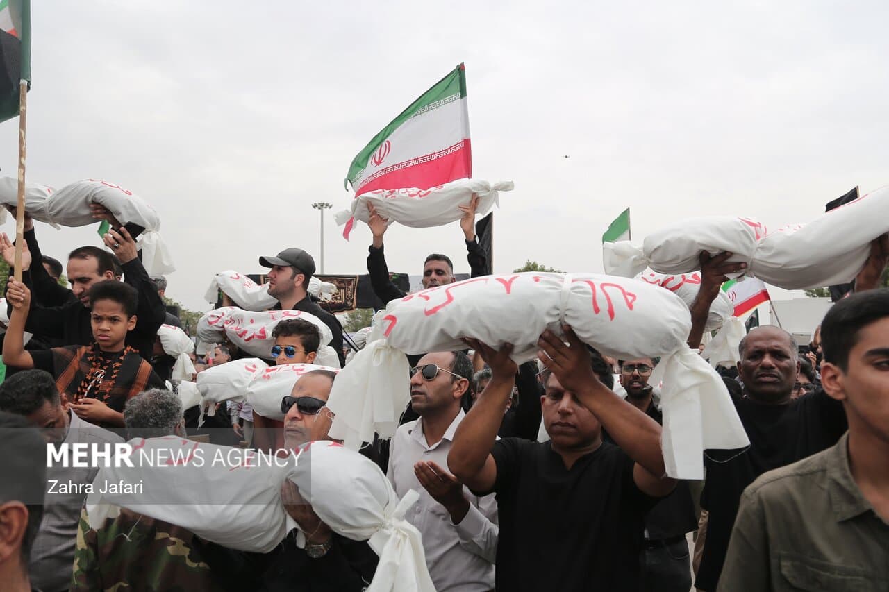 تصویر خبر: سفر شهروند ایرانی برای انتقال پیام مظلومیت شهدای میناب به شهرهای مختلف
