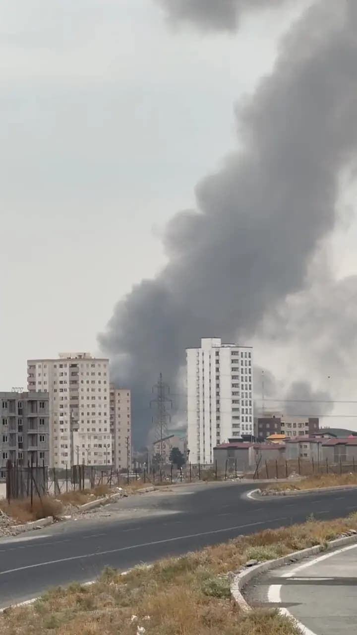 تصویر خبر: دیده شدن دود در غرب تهران حریق یک ساختمان در حال ساخت در بزرگراه شهید لشکری