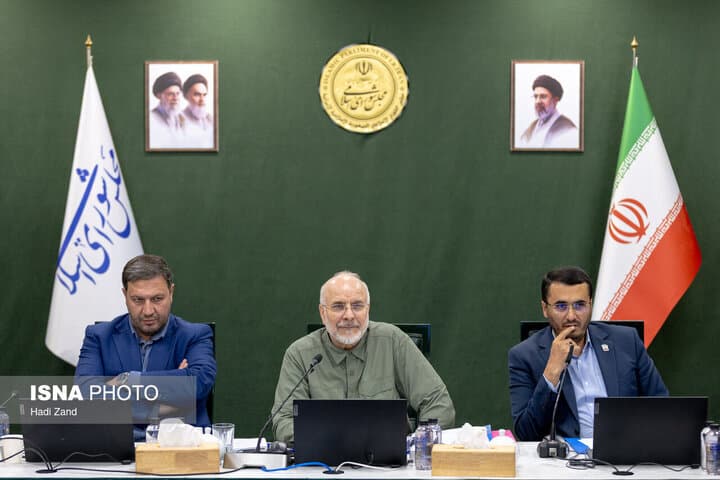 تصویر خبر: پاسخ قالیباف به نقدعلی: مدافع طرح مقابله با نفوذ هستم و شما نمی‌توانید برای من تصمیم بگیرید