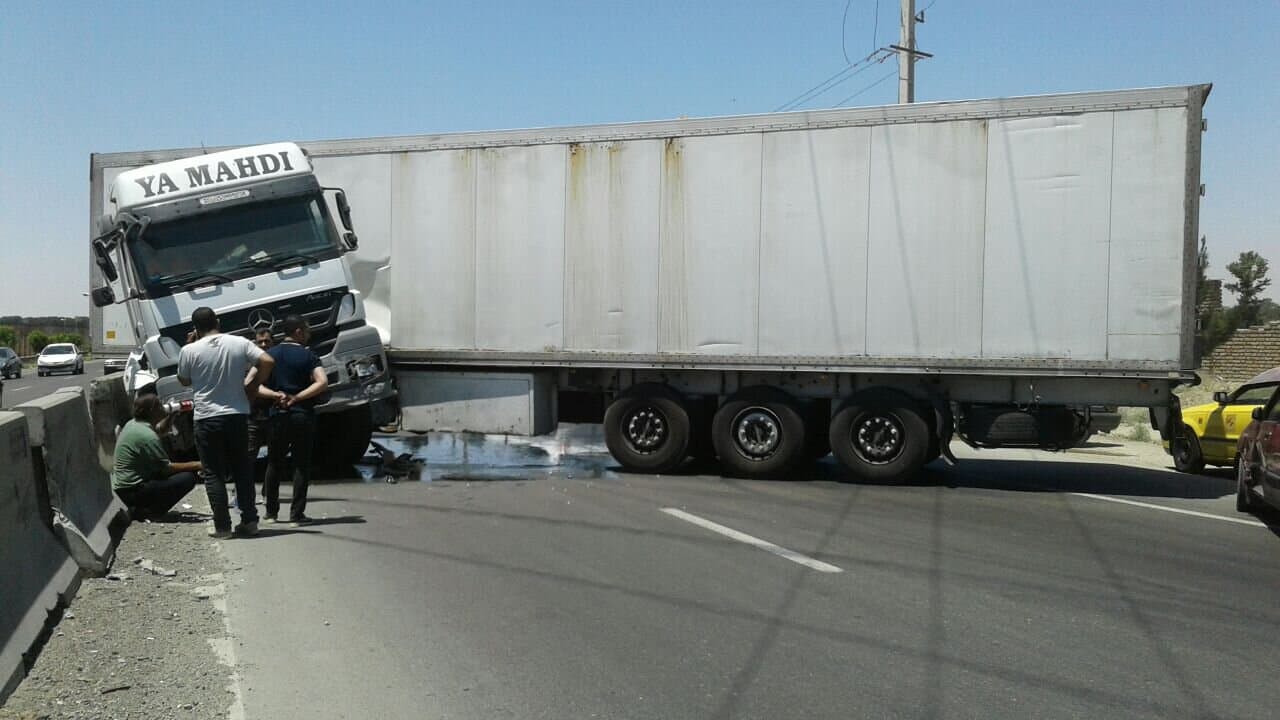 تصویر خبر: قیچی کردن یک دستگاه تریلر در خیابان استخر و انسداد معبر