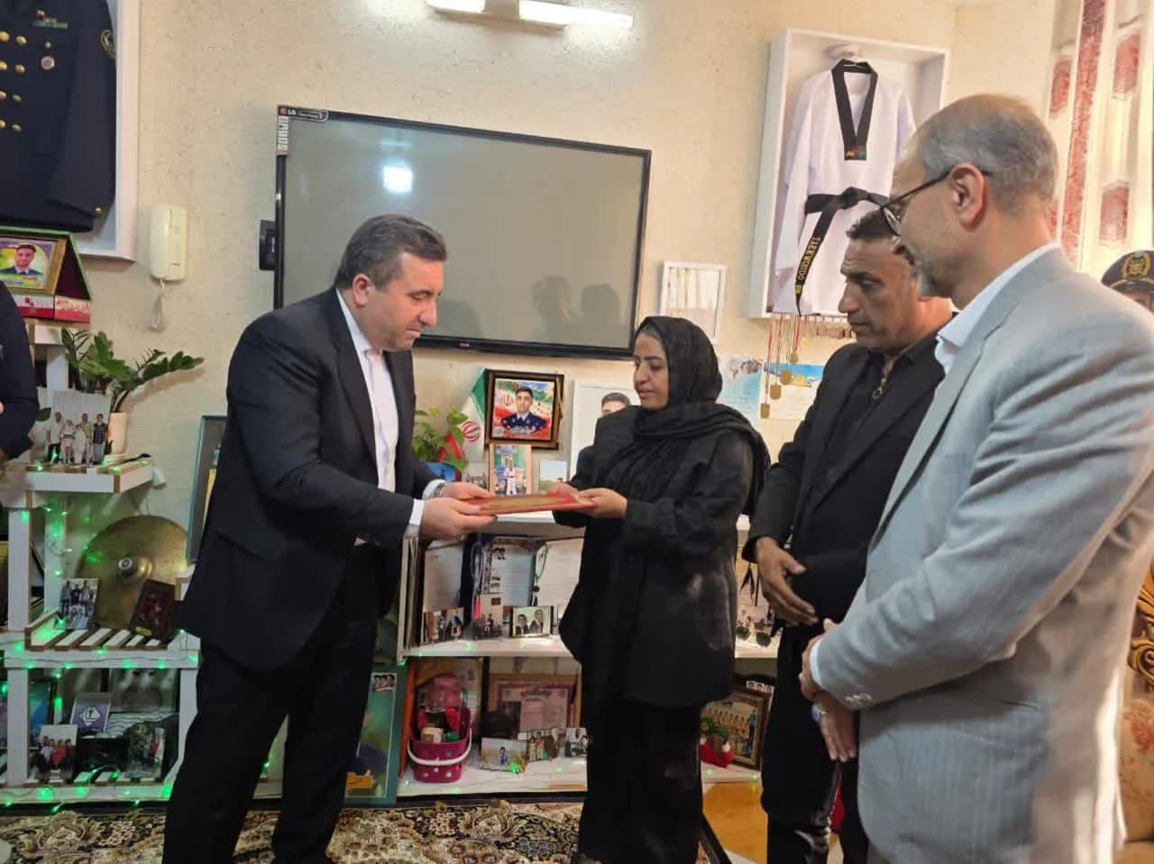 تصویر خبر: دیدار رئیس سازمان ثبت اسناد و املاک کشور با خانواده شهید بالیده