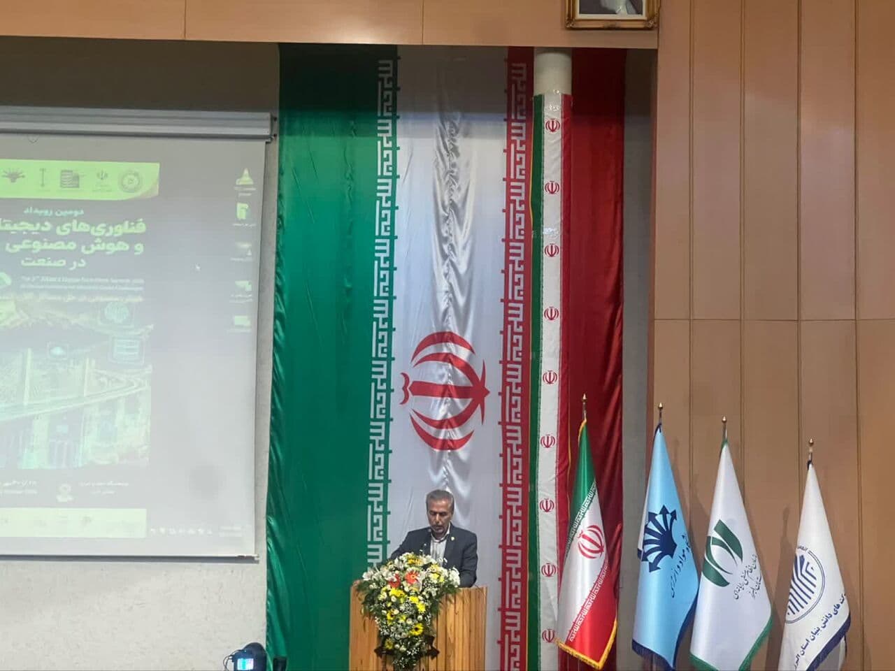 تصویر خبر: تاکید بر عبور هوش مصنوعی از مرحله نظری به کاربرد صنعتی در کشور