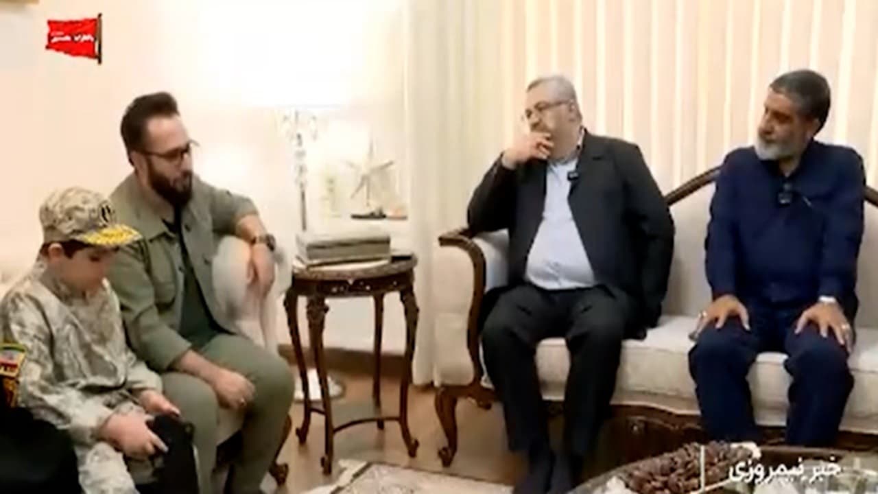 تصویر خبر: اعضای دفتر حفظ و نشر آثار رهبر شهید انقلاب مهمان خانواده شهید علیرضا تنگسیری
