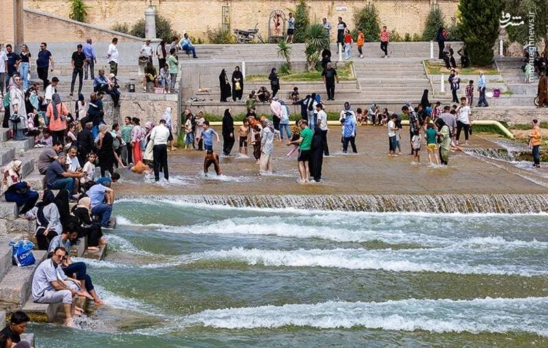 تصویر خبر: وقت گذرانی مسافران در کنار زاینده‌رود اصفهان