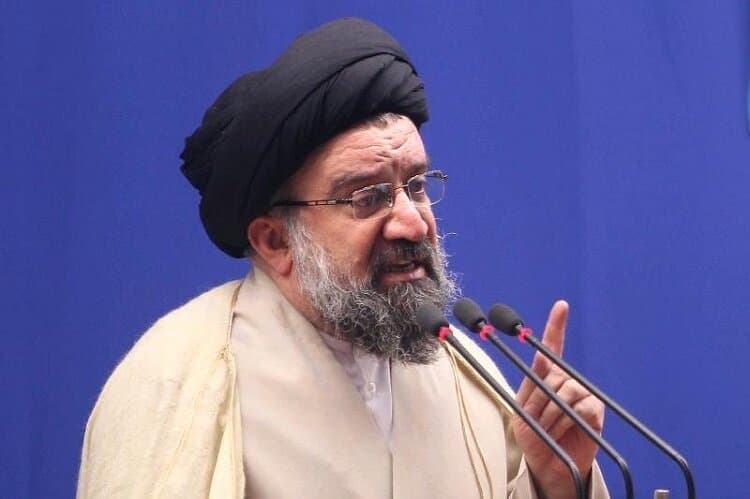 تصویر خبر: احمد خاتمی: کسانی که حجاب را رعایت نمی‌کنند نیز شهروند این ملت هستند و حضور آنها در تجمعات و همراهی با مردم کار خوبی است، اما دهن‌کجی به حجاب است