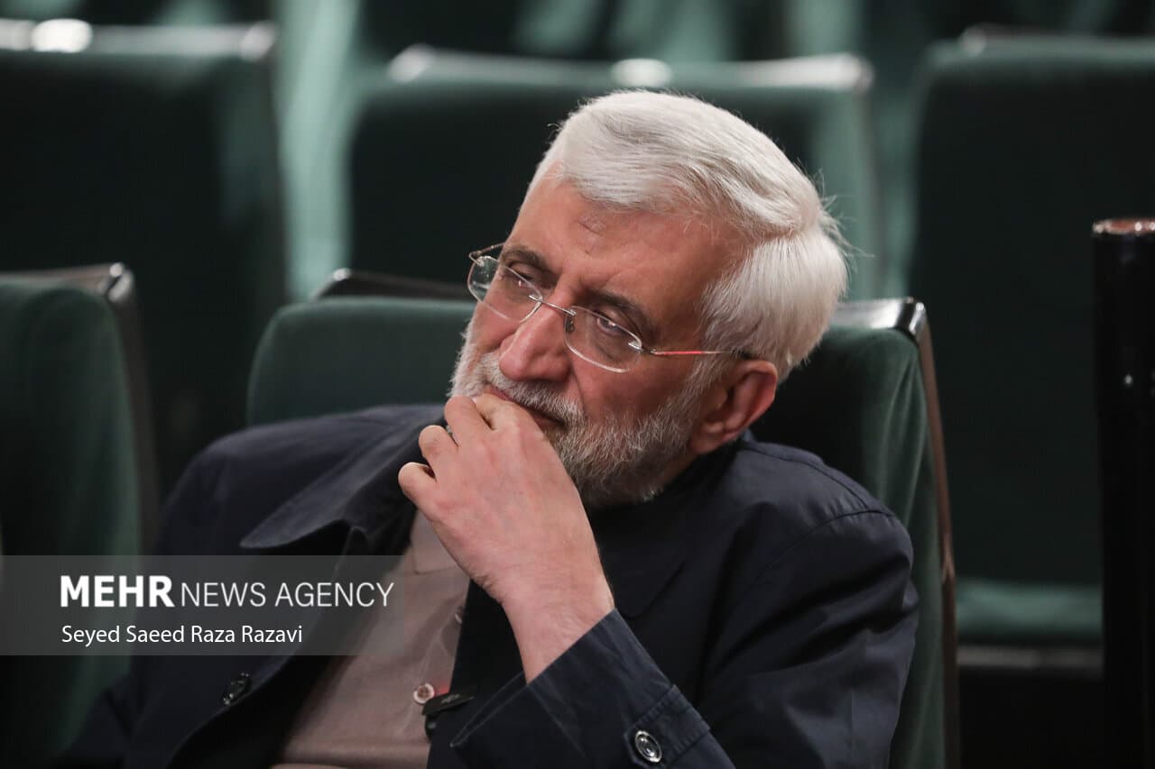 تصویر خبر: جلیلی: در جنگ نمی‌توان هر روز دچار تردید شد/ برخی در جبهه خودی دچار عقب‌گرد می‌شوند