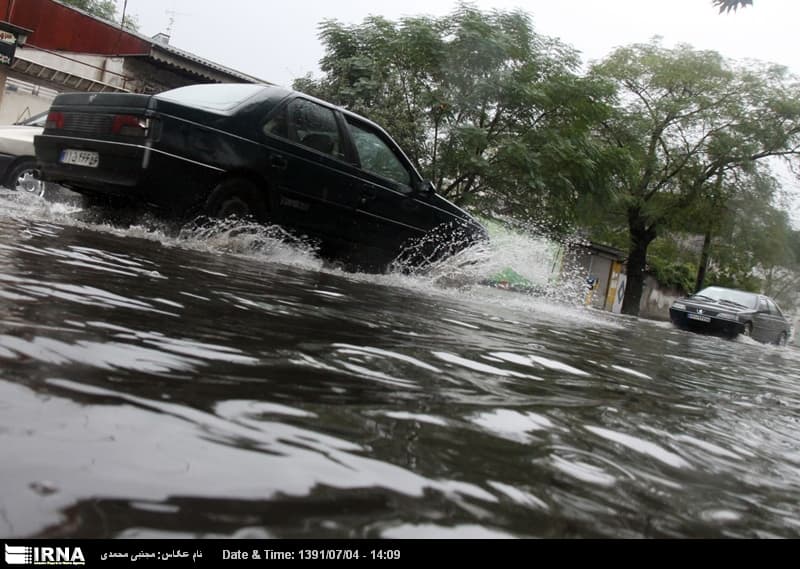 تصویر خبر: آبگرفتگی معابر و نفوذ سیلاب به منازل رشت در پی بارش شدید