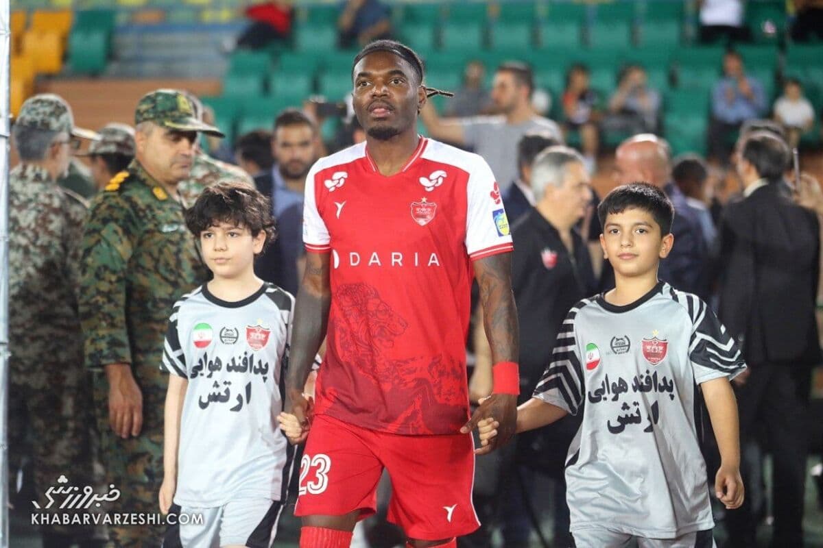 تصویر خبر: بیفوما: به خاطر پرسپولیس قید تیم ملی را زدم/ مردم ایران با همه مشکلات لبخند می‌زنند/ زندگی شخصی من هیچ حاشیه‌ای ندارد!