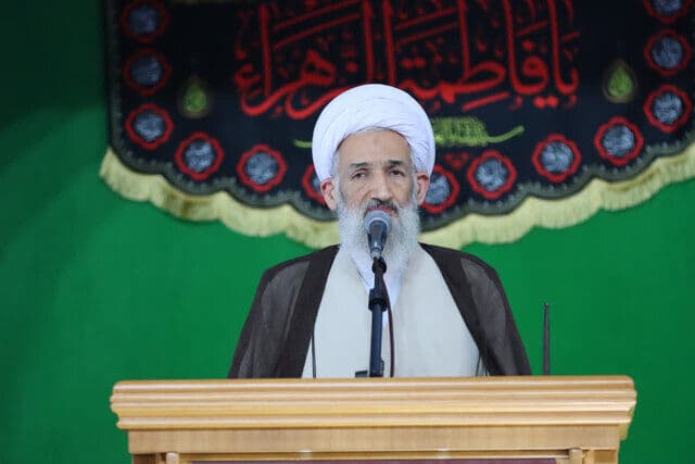 تصویر خبر: امام جمعه ساری: آمریکا به‌تنهایی عامل جنگ و ناامنی در جهان است