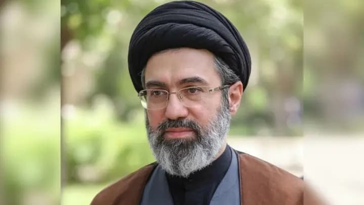 تصویر خبر: رهبر انقلاب: امضای رئیس‌جمهور آمریکا بی‌ارزش و نامعتبر است