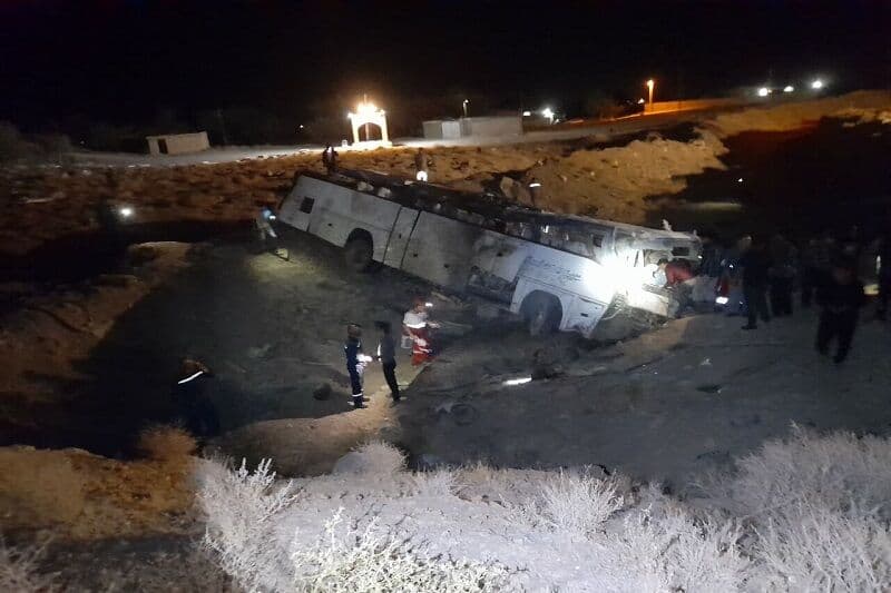 تصویر خبر: واژگونی اتوبوس حامل کارگران معدن در محور کوهبنان به راور با شانزده مصدوم