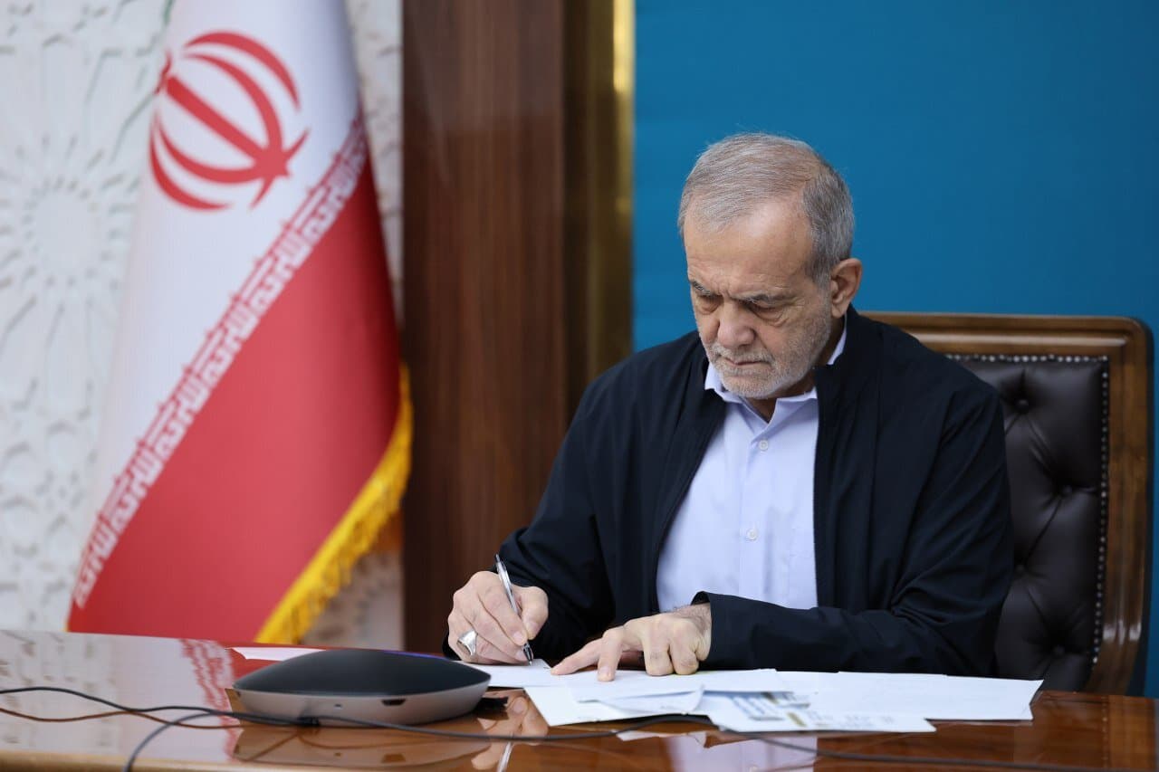 تصویر خبر: پزشکیان: رای قاطع مجلس به وزیر دفاع پیام بلندی به دنیا داشت/ همراهی مجلس با دولت پیام وحدت مخابره کرد