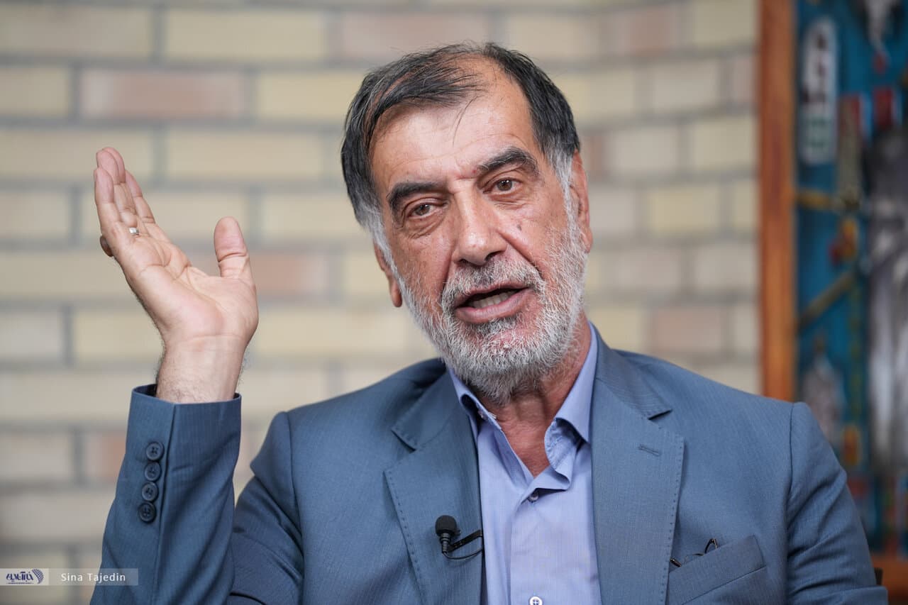 تصویر خبر: محمدرضا باهنر: مذاکره ادامه دفاع مقدس است/هیچ جنگی بی‌انتها نیست/ از ترفندهای دشمن ایجاد دوقطبی «جنگ و نه به جنگ» در میان مردم است