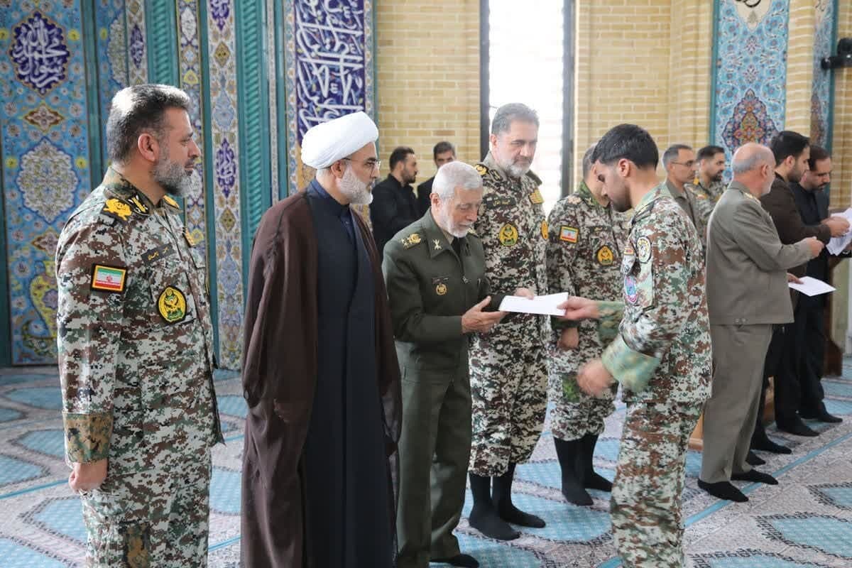 تصویر خبر: اعطای عطیه فرمانده معظم کل قوا به دانش‌آموختگان دانشگاه افسری پدافند هوائی خاتم‌الانبیاء(ص)