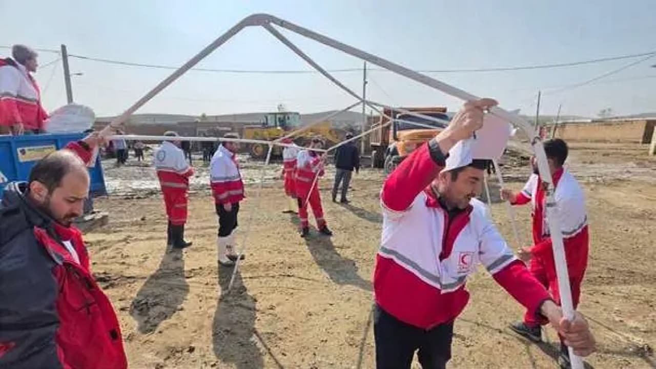 تصویر خبر: امدادرسانی هلال‌احمر به ۱۶۱ سیل‌زده در سلماس فعالیت ۱۳ تیم عملیاتی و توزیع اقلام امدادی