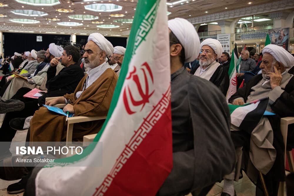 تصویر خبر: نمایندگان ولیفقیه: خودمان و دیگر صاحبان تریبون نباید به دوگانه سازش و جنگطلبی دامن بزنیم