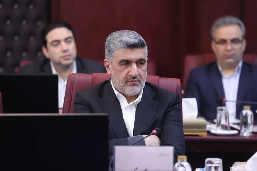 تصویر خبر: تقدیر از صیدی بازنشسته بابت پایین کشیدن ۷۰ روزه کرکره بورس/ کاش دوربین مخفی بود!