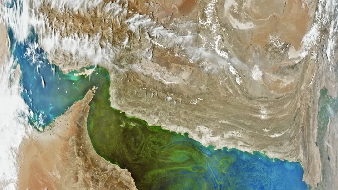 تصویر خبر: گشت‌زنی پهپادهای شناسایی ایران در تنگه هرمز و تغییر مسیر چهار نفتکش