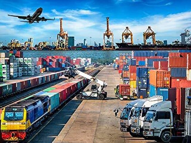 تصویر خبر: کامیونها در انتظار عبور، قطارها در مسیر ورود؛ آخرین وضعیت حمل کالا به ایران