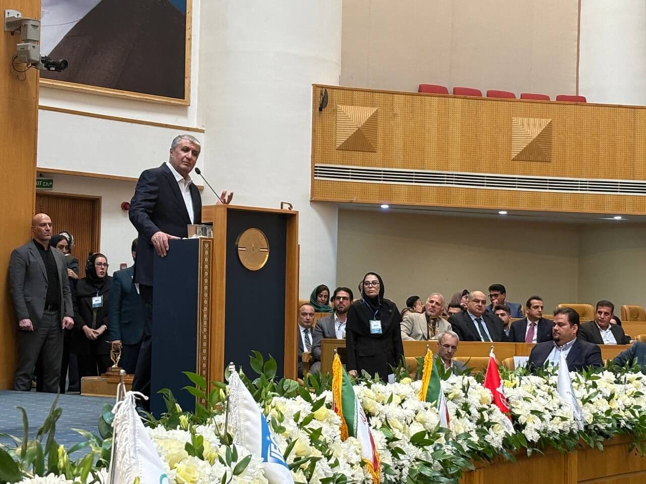 تصویر خبر: اسلامی: ایران در علوم و فنون هسته‌ای هم‌پای کشورهای توسعه‌یافته قرار دارد