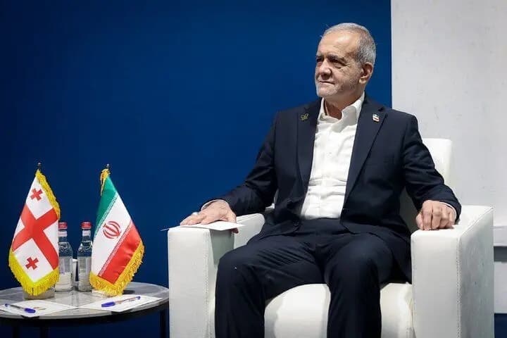 تصویر خبر: دست دادن پزشکیان با یک دانشآموز دختر