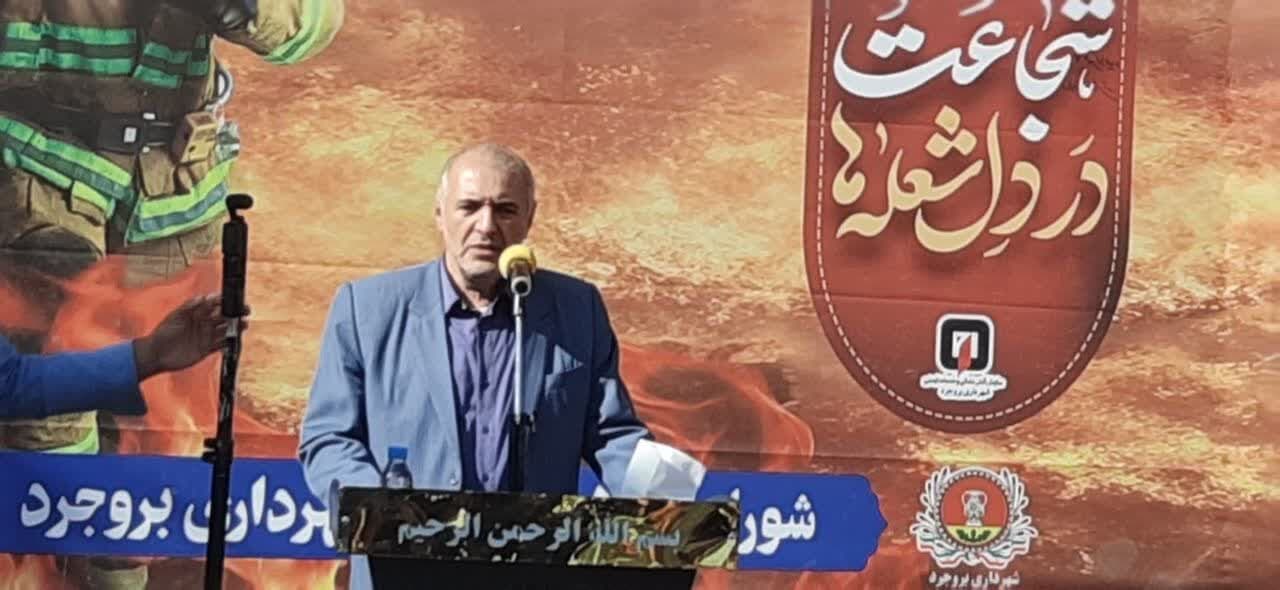 تصویر خبر: شهردار: آتشنشانان بروجردی در روزهای جنگ کنار مردم بودند